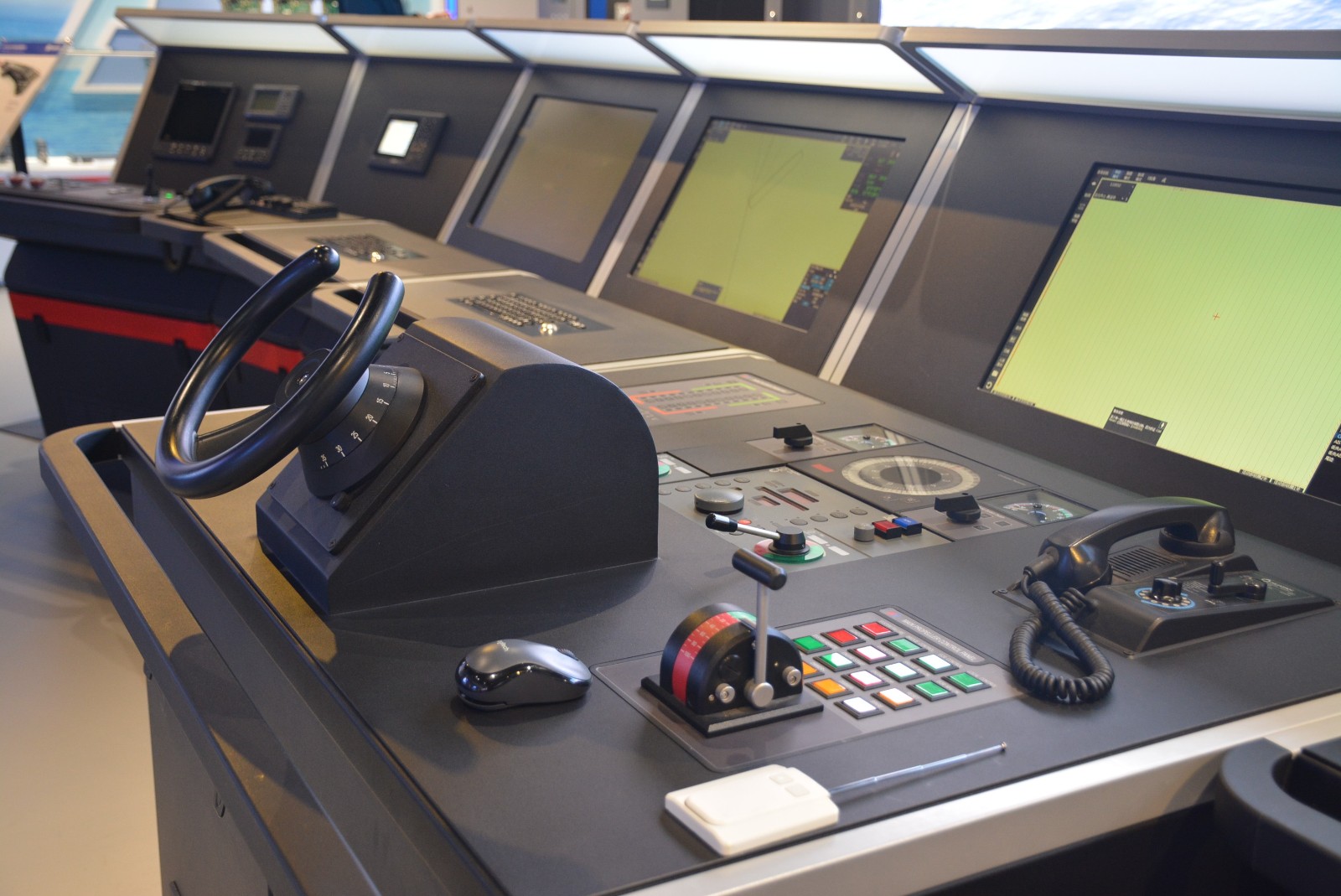 1668147451179869.jpg 省二輕集團國瑞科技公司設計制造的艦船數(shù)字化中控臺.jpg