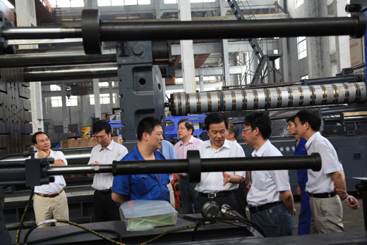 集團公司領(lǐng)導高溫慰問一線員工