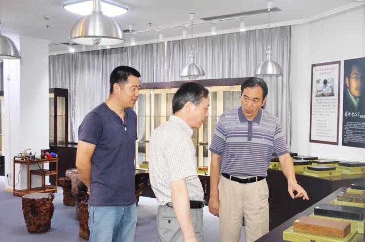 集團(tuán)公司黨委書記、總經(jīng)理虞岳明參觀省工藝品公司魯硯展