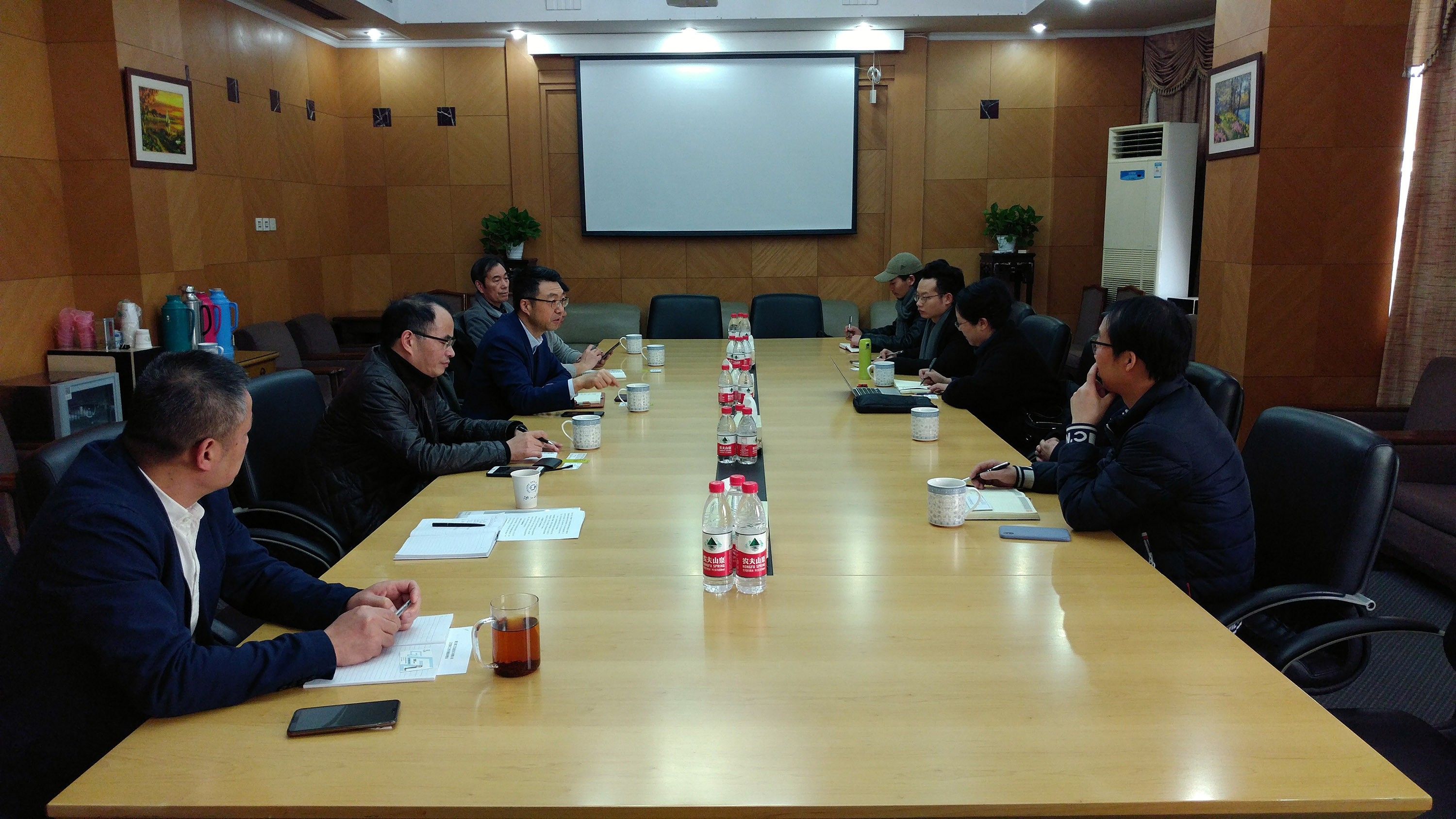 浙江工藝美術(shù)合作發(fā)展研討會(huì)在工藝品公司召開