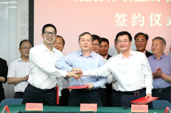 同鑫聯(lián)盟 同心同行 共促發(fā)展——省二輕集團(tuán)、省農(nóng)發(fā)集團(tuán)和省機(jī)電集團(tuán)簽訂戰(zhàn)略合作協(xié)議