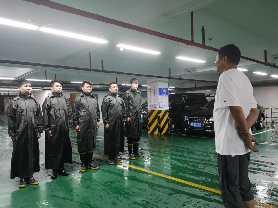 風(fēng)雨更映黨旗紅——省二輕集團下屬商業(yè)公司黨員干部全力抗擊臺風(fēng)“煙花”