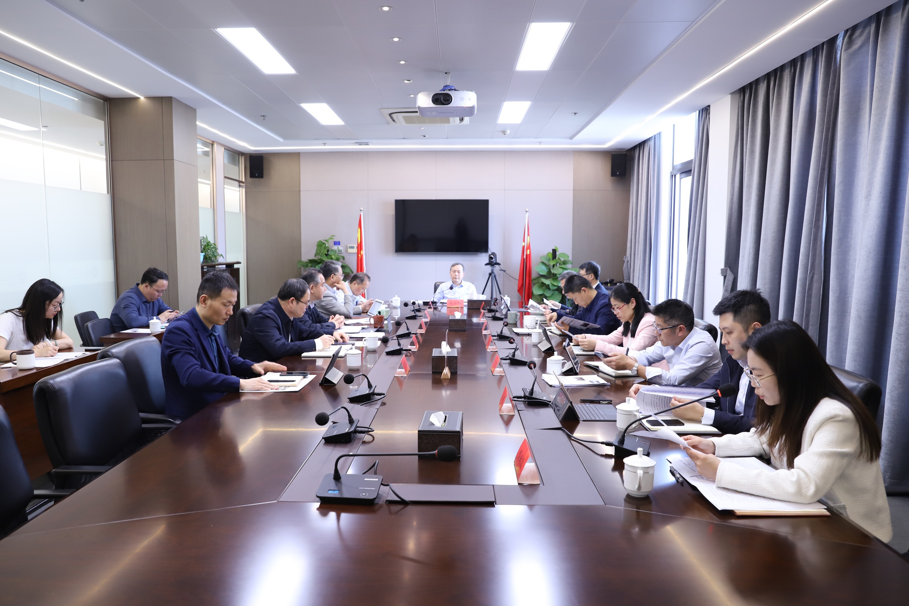 省二輕集團(tuán)召開(kāi)黨委會(huì)議專(zhuān)題學(xué)習(xí)貫徹習(xí)近平總書(shū)記在慶祝中國(guó)共產(chǎn)主義青年團(tuán)成立100周年大會(huì)上的重要講話精神