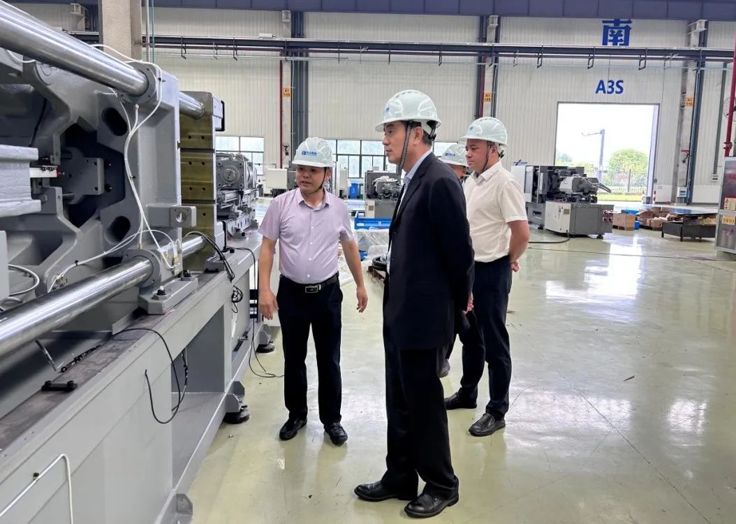 中國機械工業(yè)聯(lián)合會總經(jīng)濟師葉定達(dá)一行來省二輕集團申達(dá)機器公司調(diào)研