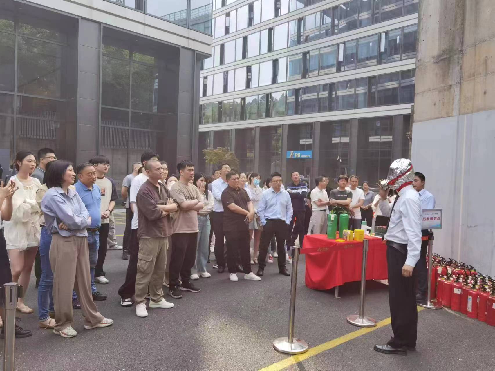 商業(yè)公司開展“人人講安全、個個會應急”消防應急演練活動