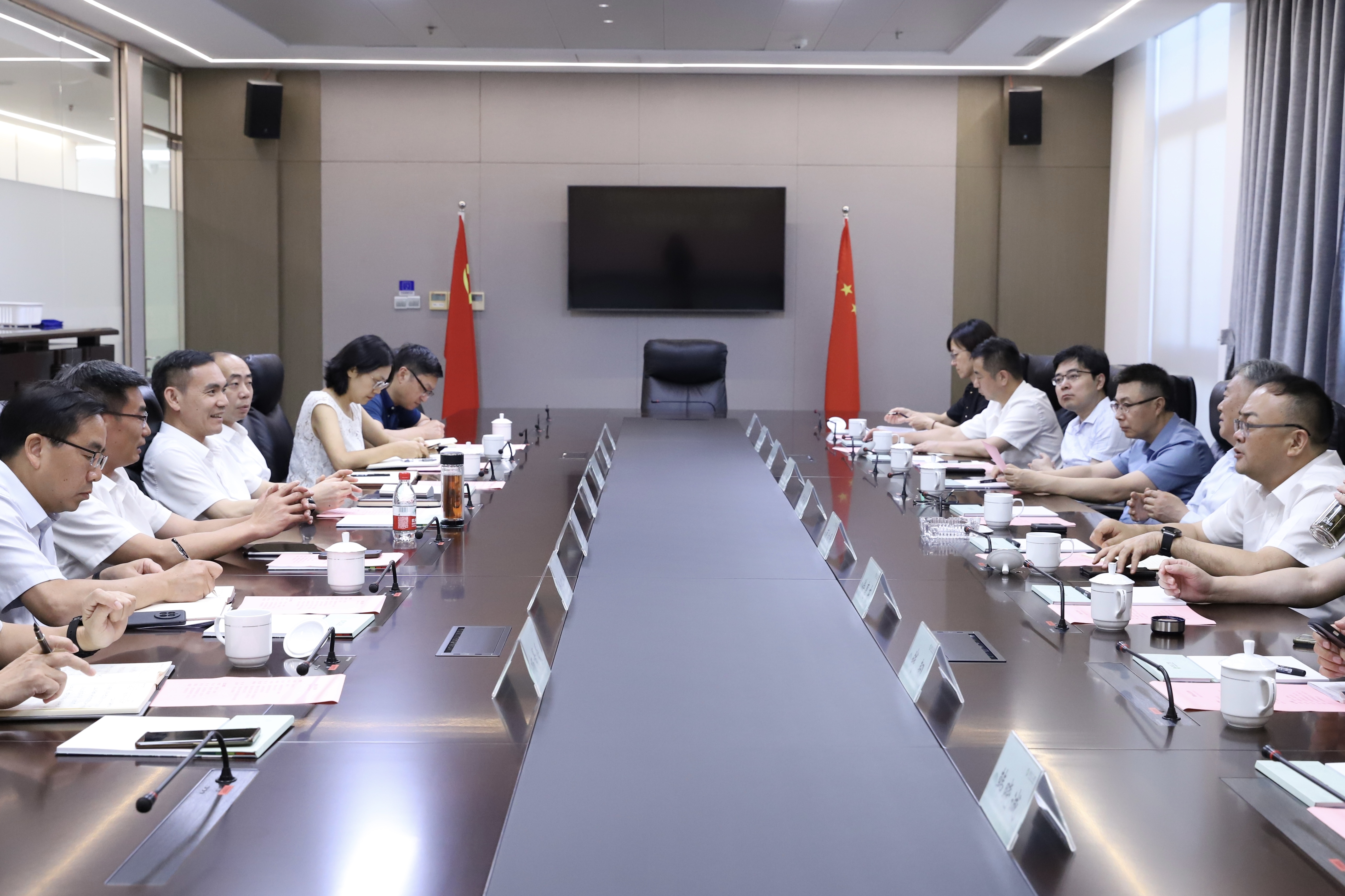 蘇州市政協(xié)副主席、常熟市委書記周勤第一行到訪省二輕集團(tuán)