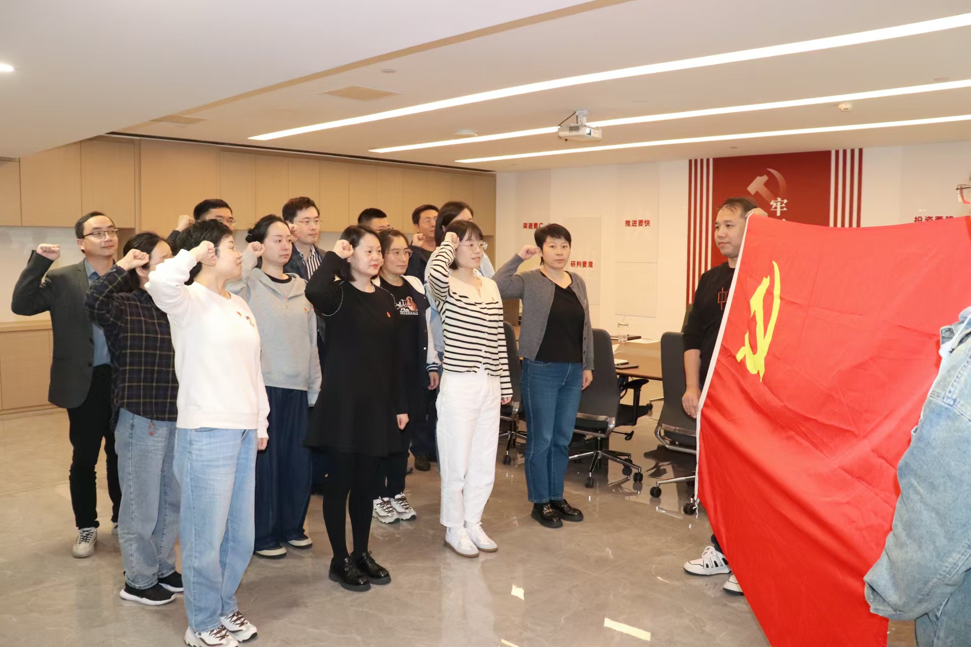 廣杰典當(dāng)公司聯(lián)合黨支部開展“循跡溯源看歷史 踔厲奮發(fā)向未來”主題黨日活動(dòng)