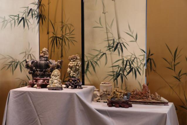 “巧石生輝”徐永澤精品石雕展在省二輕集團(tuán)工藝美術(shù)精品展陳館啟幕