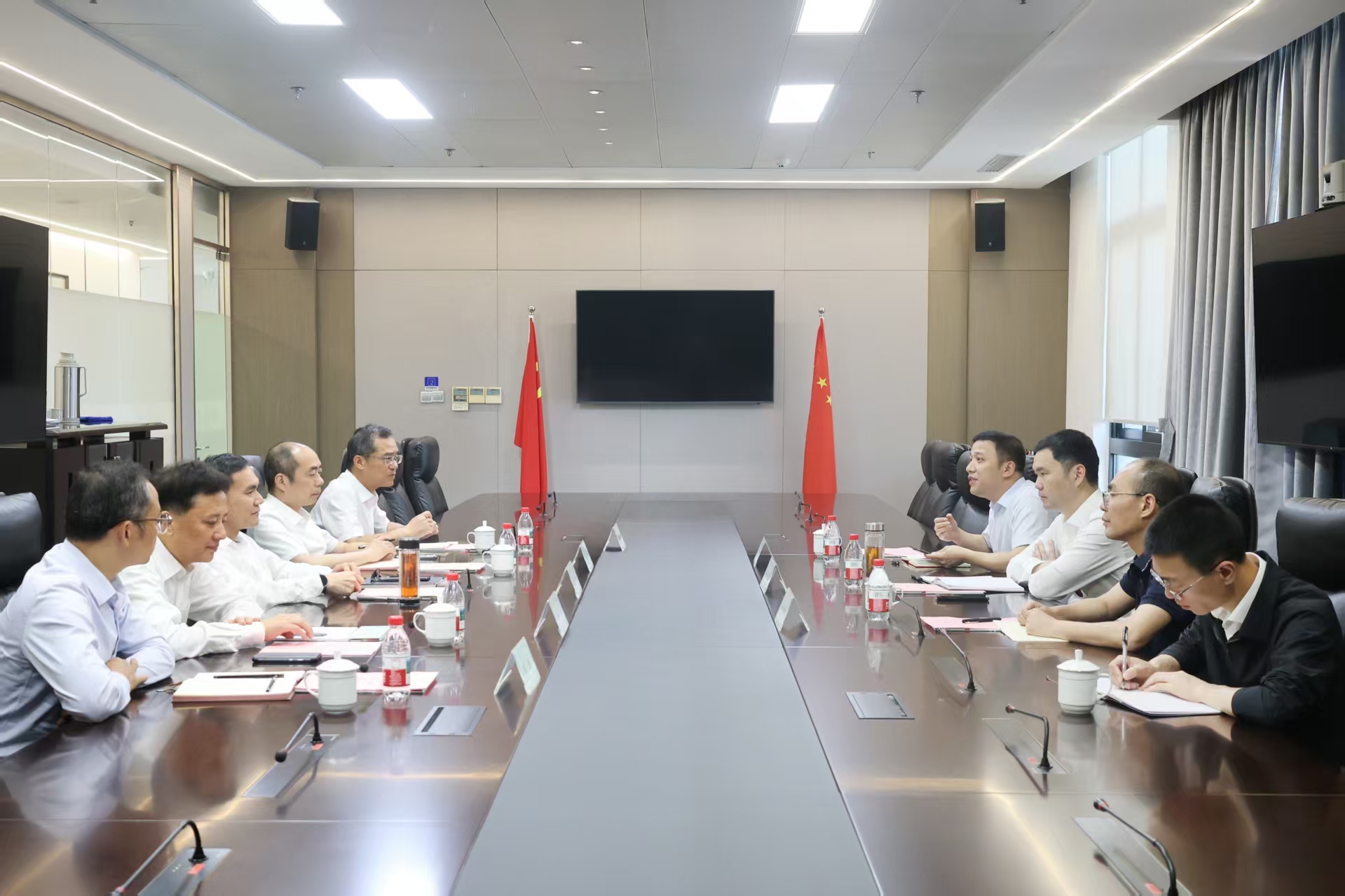 平陽縣縣長(zhǎng)陳桂雷一行到訪省二輕集團(tuán)